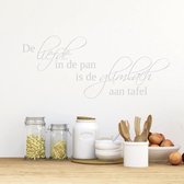 Muursticker De Liefde In De Pan Is De Glimlach Aan Tafel - Lichtgrijs - 80 x 34 cm - keuken nederlandse teksten