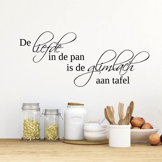 Muursticker Love In The Pan est le sourire à la table - Zwart - 80 x 34 cm - Textes néerlandais de cuisine - Muursticker4Sale