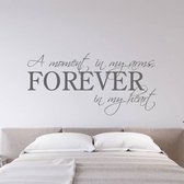 Muursticker A Moment In My Arms, Forever In My Heart - Donkergrijs - 80 x 38 cm - slaapkamer woonkamer alle