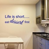Muurtekst Life Is Short Eat Dessert First - Donkerblauw - 80 x 30 cm - engelse teksten keuken