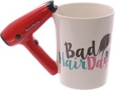 Haardroger handvat. Mok van keramiek met een bijzonder handvat