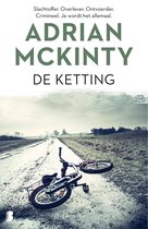 Boekcover van 'De ketting'. Een fiets ligt omgekeerd op een besneeuwde landweg. De titel 'Adrian McKinty De ketting' staat er in grote letters op.