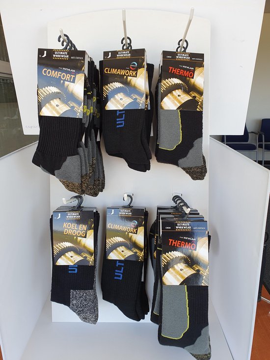 Display met Ultimate Workwear werksokken, waaronder zwarte "THERMO" sokken met grijze en gele accenten.