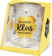 Einde schooljaar - Wijnglas - Waterglas - De leukste klas van de wereld - Voor juf en meester - Gevuld met een luxe verpakte toffeemix - In cadeauverpakking met gekleurd lint