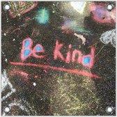 Tuinposter –Stoep onder Gekleurd met Stoepkrijt met tekst ''Be Kind''– 50x50 Foto op Tuinposter (wanddecoratie voor buiten en binnen)