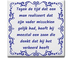 Spreuktegel over Vader: Tegen de tijd dat een man realiseert dat zijn vader misschien gelijk had heeft hij meestal een zoon die denkt dat hij het verkeerd heeft