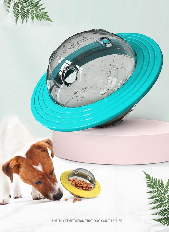 Blauw UFO-vormig voerspeeltje met een doorzichtige bovenkant, waarin een hond likt aan brokjes uit een klein geel bakje.