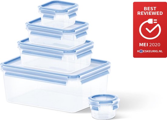 Pile de cinq boîtes de conservation transparentes avec fermetures bleues. Une petite boîte ronde se trouve à côté. Badge 'BEST REVIEWED MEI 2020'.