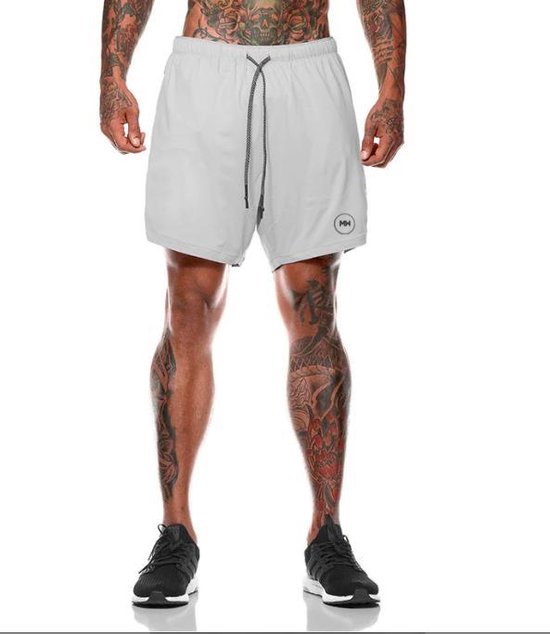 Homme portant un short de sport gris avec cordon de serrage et logo MW.