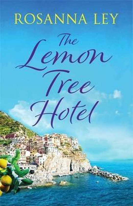 Couverture du livre "The Lemon Tree Hotel" représentant un village italien pittoresque sur une falaise, la mer et un citronnier au premier plan.