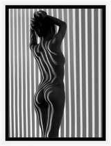 Sexy Vrouw  - zwart wit gestreept - blote dame Poster – elegante vrouw - wanddecoratie -  50x70 cm