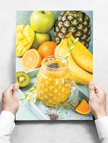 Wandbord: gele smoothie met een achtergrond van fruit - 30 x 42 cm