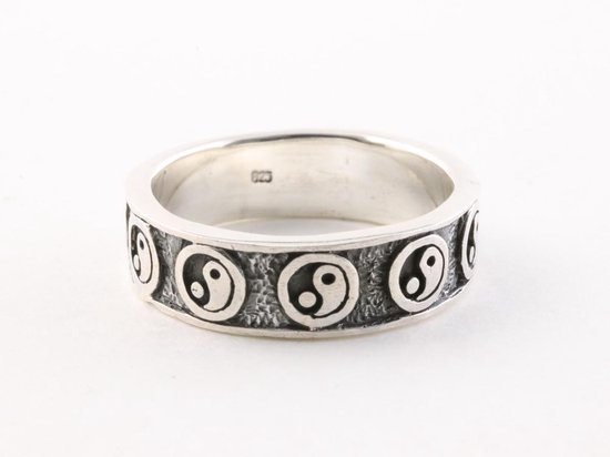 Zilveren ring met yin en yang tekens