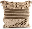 Grijs gebreid sierkussen met beige katoenen stroken. Afmetingen 45x15x45 cm