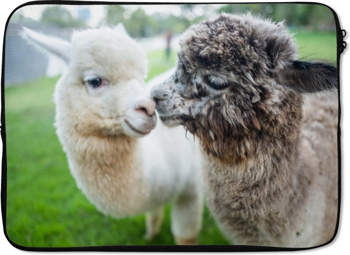 Laptophoes 14 inch - Liefde - Alpaca - Knuffel - Laptop sleeve - Binnenmaat 33x23 cm - Zwarte achterkant