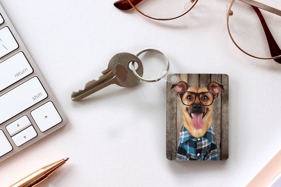 Porte-clés Animaux hipster - Un chien hipster contre une clôture Porte-clés en plastique - Porte-clés rectangulaire avec photo