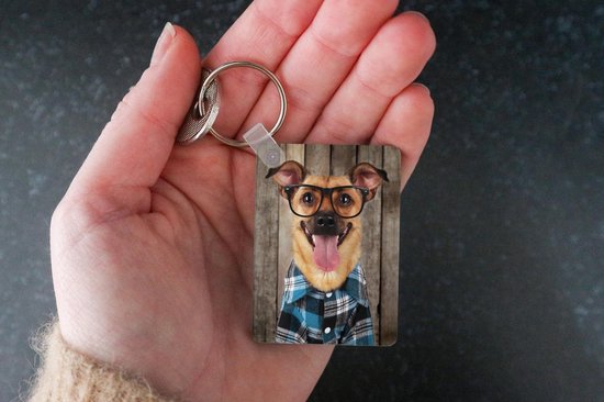 Porte-clés Animaux hipster - Un chien hipster contre une clôture Porte-clés en plastique - Porte-clés rectangulaire avec photo