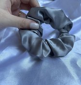 TheHandmadeMusthaves satijn - Scrunchie - Grijs satijn