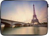Laptophoes 14 inch 36x26 cm - Parijs - Macbook & Laptop sleeve De Eiffeltoren aan de Seine - Laptop hoes met foto