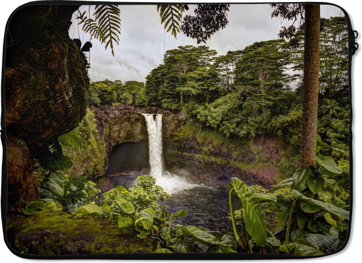 Laptophoes 14 inch - Waterval in een tropisch bos - Laptop sleeve - Binnenmaat 33x23 cm - Zwarte achterkant