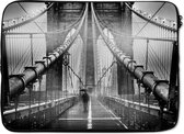 Laptophoes 13 inch 34x24 cm - New York Luxurydeco - Macbook & Laptop sleeve Brooklyn brug tijdens de regen in zwart-wit - Laptop hoes met foto
