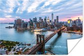 Luchtfoto Brooklyn Bridge in New York met bijzondere wolken Poster 90x60 cm - Foto print op Poster (wanddecoratie woonkamer / slaapkamer) / Amerikaanse steden Poster