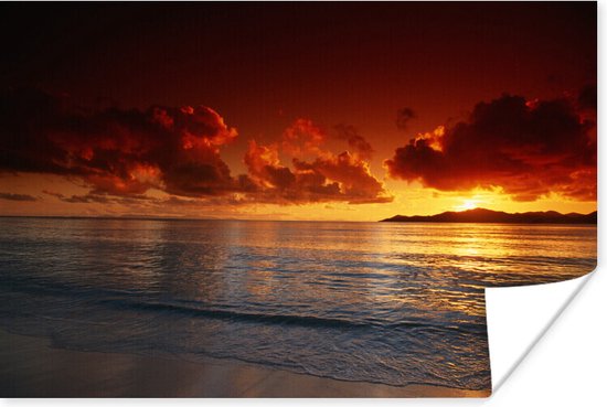 Mooie zonsondergang op het strand poster 120x80 cm - Foto print op Poster (wanddecoratie woonkamer / slaapkamer) / Zeeën en meren Poster / Zee en Strand