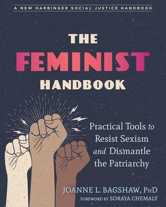 De omslag van "The Feminist Handbook" toont drie gebalde, lichtbruine, beige en donkerbruine vuisten die omhoog steken, met de titel "The Feminist Handbook" in witte en roze letters.