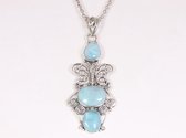 Langwerpige opengewerkte zilveren hanger met larimar en vlinder aan ketting