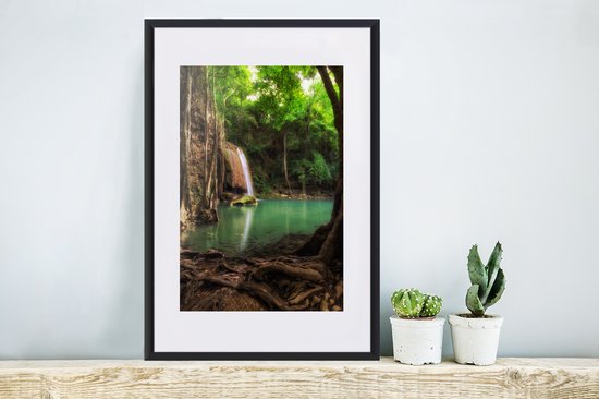 Fotolijst incl. Poster - Donkere kleuren rond de waterval in Thaise nationaal park Erawan - 40x60 cm - Posterlijst