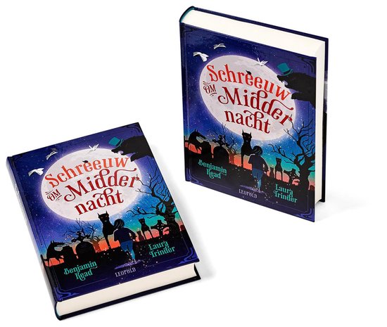 Twee edities van het boek "Schreeuw om Middernacht", met de voorkant van het boek en de gesloten kaft, met een volle maan, weerwolven en een beer met een hoge hoed.