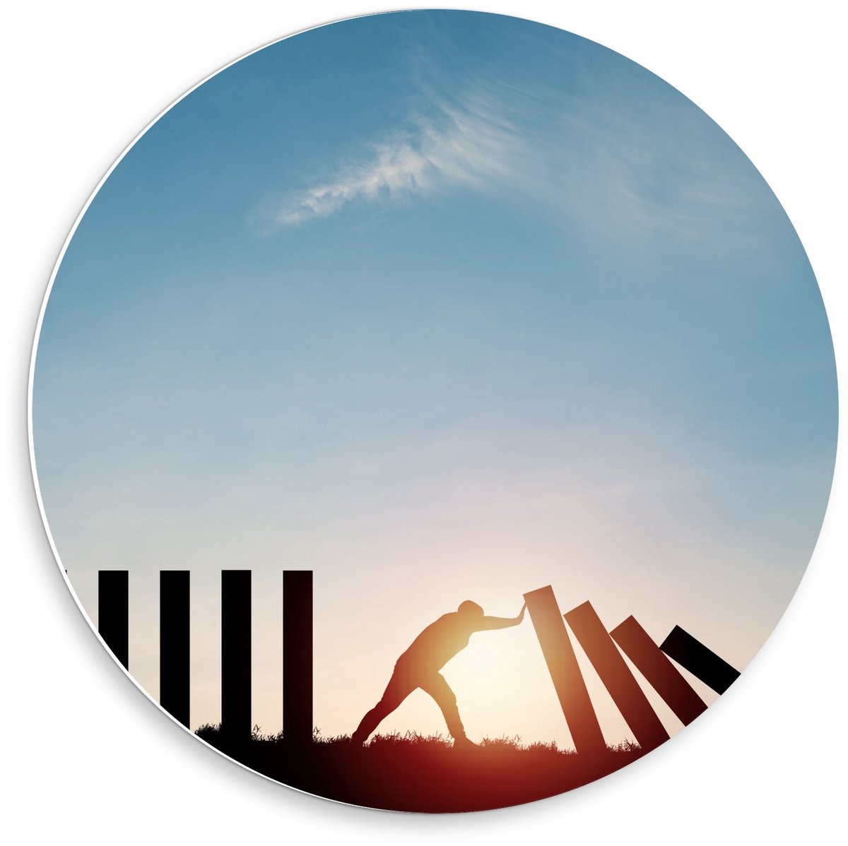 Forex Wandcirkel - Persoon duwend tegen Palen - 50x50cm Foto op Wandcirkel (met ophangsyst