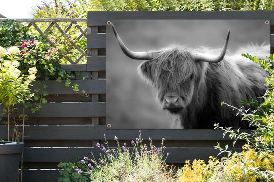 Tuinposter - Tuindoek - Tuinposters buiten - Schotse hooglander bij een berg - zwart wit - 120x80 cm - Tuin