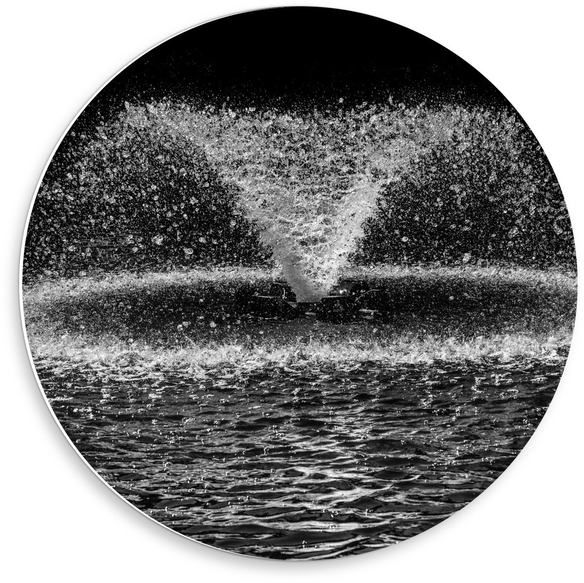 Forex Wandcirkel - Spetterende Water Fontein - 50x50cm Foto op Wandcirkel (met ophangsyste