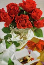 Een luxe wenskaart voor heel veel gelegenheden te gebruiken met mooie rode rozen, chocolade en cadeautjes. Een dubbele wenskaart inclusief envelop en in folie verpakt.