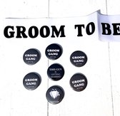 8-delige Set met 1 sjerp wit Groom to Be zwart en 7 buttons  - bruidegom - groom to be - vrijgezellenfeest - sjerp