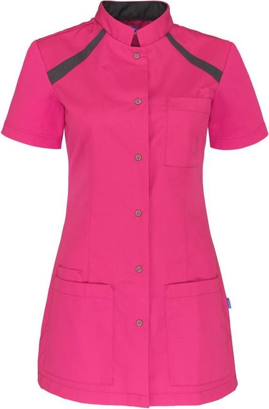Roze zorgjas met korte mouwen, donkergrijze accenten, knoopsluiting en zakken.