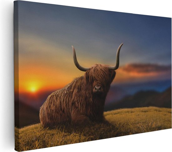 Artaza Canvas Schilderij Schotse Hooglander Koe Op Een Heuvel - 60x40 - Foto Op Canvas - Canvas Print