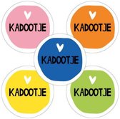 Cadeausticker 25 stuks Kadootje - Traktatiesticker - Wensetiket - Sluitstickers - rond - 40mm - Kadootje (Oranje Geel Blauw Groen Roze) - 25 stuks - Sticker Cadeautje - Traktatiesticker Kadoo