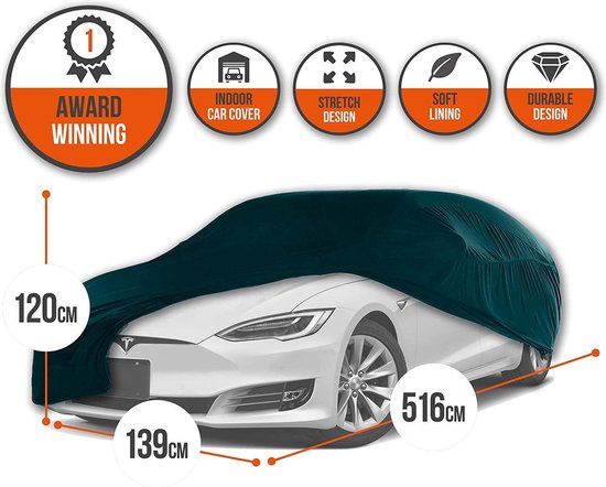 Witte Tesla met petrolkleurige hoes. Iconen voor 'award winning', 'indoor car cover', 'stretch design', 'soft lining', 'durable design'. Afmetingen 120x139x516cm.
