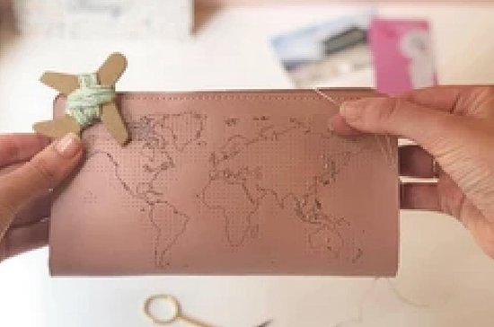Portefeuille de voyage en cuir Stitch Chasing Threads à personnaliser soi-même - Rose environ H 20 cm x 11 cm x 1,5 cm // Portefeuille de voyage Stitch - Pink