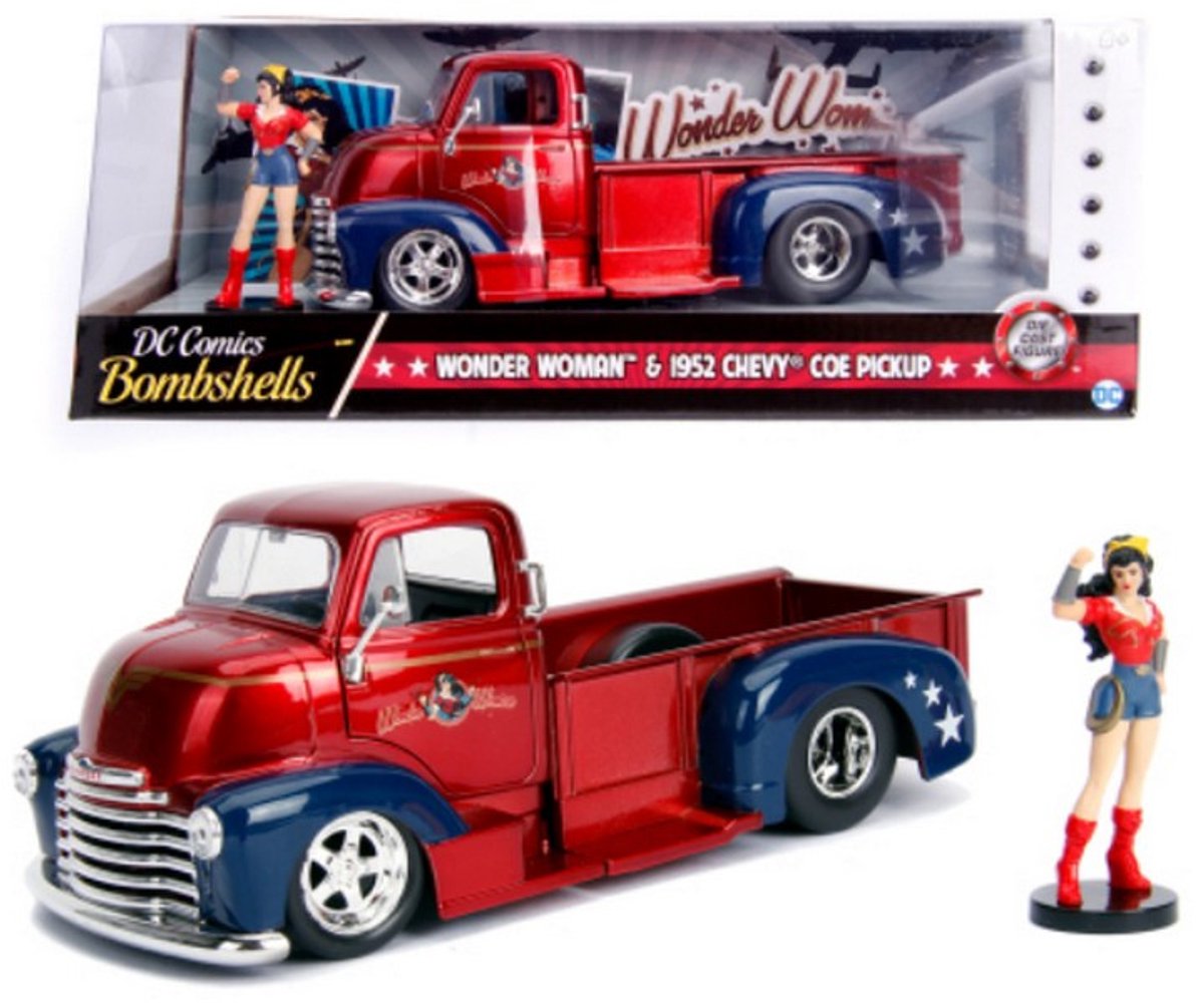 DC Comics: Bombshells - Wonder Woman and 1952 Chevy COE Pickup 1:24 Scale Set