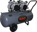 Grijze Kibani compressor met 4 cilinders, 3.5 PK, oranje KIBANI logo en wielen.