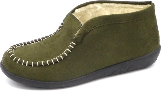 Olijfgroene pantoffel met witte stiksels, schapenvacht voering en zwarte zool.