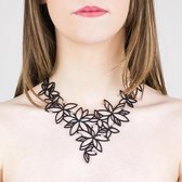 Batucada – Maui - Collier van Plantaardige Oorsprong en Hypoallergeen - Vrouwen Ketting met Glanzende bloemen - Antiallergisch Halsketting - Zwart - lengte 43/48 cm - effect Tattoo