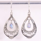 Opengewerkte zilveren oorbellen met Australische opaal