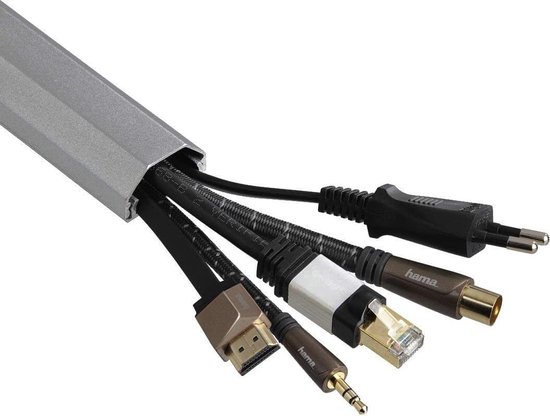 Zilverkleurige aluminium kabelgoot met diverse kabels, waaronder HDMI, ethernet en coax.
