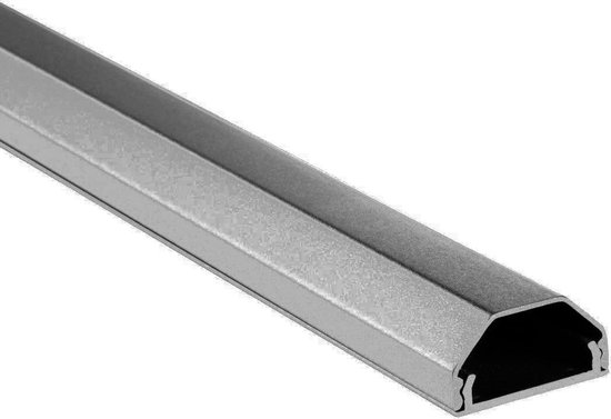 Zilverkleurige aluminium kabelgoot met een halfronde vorm. De goot is 3,3 x 1,8 cm.