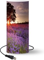 Lamp Lavendel - Een lavendelveld met boom bij zonsondergang - 54 cm hoog - Ø23 cm - Inclusief LED lamp - Woonkamer/Slaapkamer