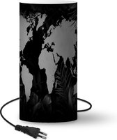 Lamp Zandkleurige wereldkaart op zwarte achtergrond met tropische bladeren en blauwe bloemen - zwart wit - 33 cm hoog - Ø16 cm - Inclusief LED lamp